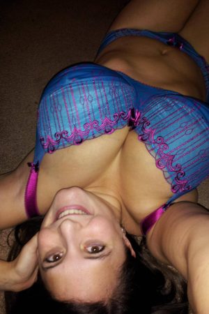 Qui sait ce qu’il peut arriver ce soir… Nora - rencontre-Teen-Reims